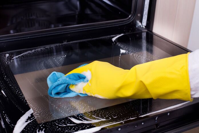 Tricks for cleaning the glass and the oven door
