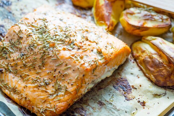 Prepare a delicious baked salmon with potatoes and vegetables