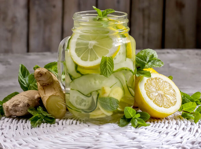 Make a detox lemonade with ginger and apple