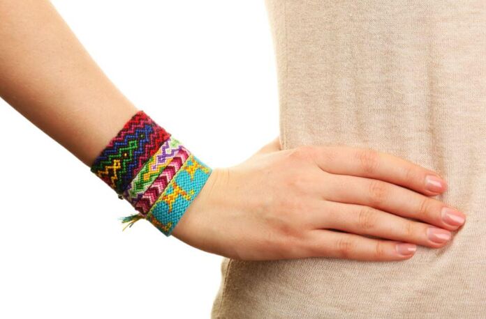 different ways to make bracelets with colored threads