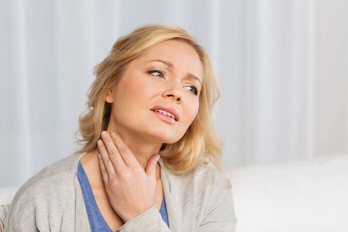 possible signs of throat lumps